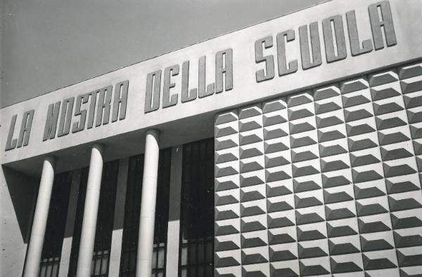 Fiera di Milano - Campionaria 1938 - Padiglione della Mostra della scuola - Particolare della facciata con insegna