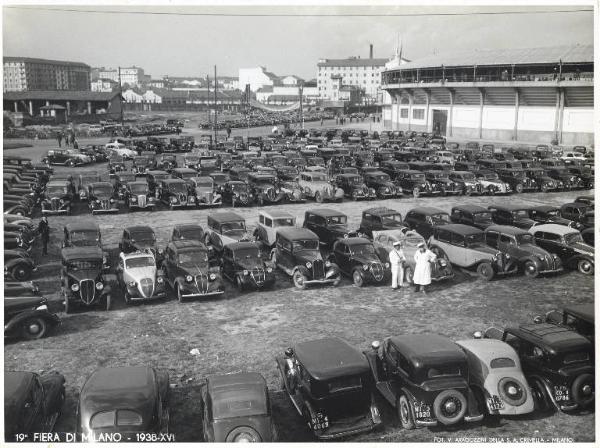 Fiera di Milano - Campionaria 1938 - Parcheggio esterno di autovetture