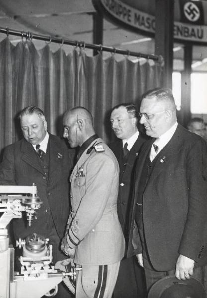 Fiera di Milano - Campionaria 1939 - Visita del sottosegretario alle corporazioni Renato Ricci