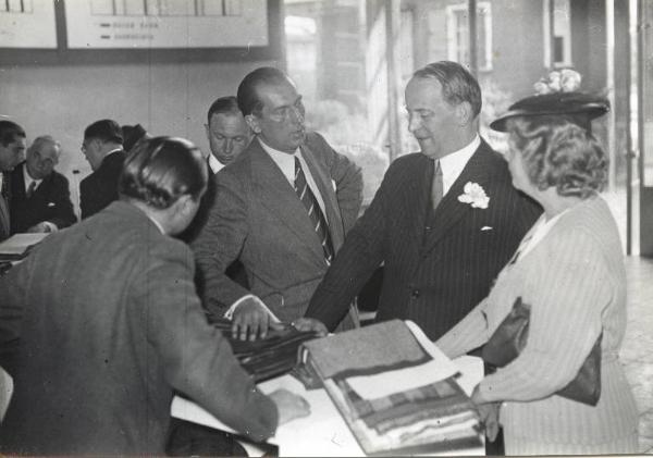 Fiera di Milano - Campionaria 1939 - Visita del ministro dell'industria e del commercio della Polonia Antoni Roman