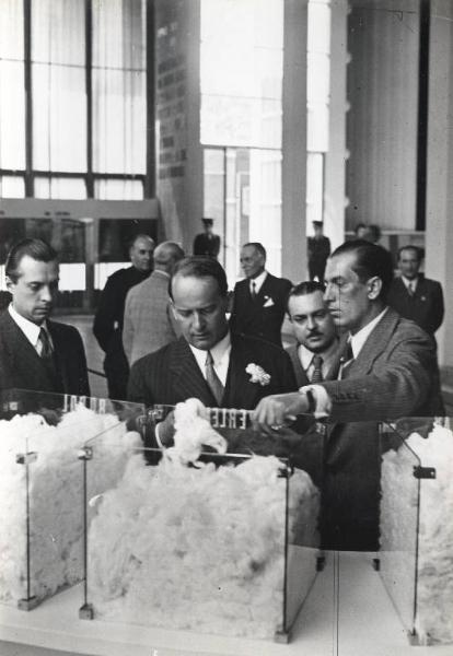 Fiera di Milano - Campionaria 1939 - Visita del ministro dell'industria e del commercio della Polonia Antoni Roman