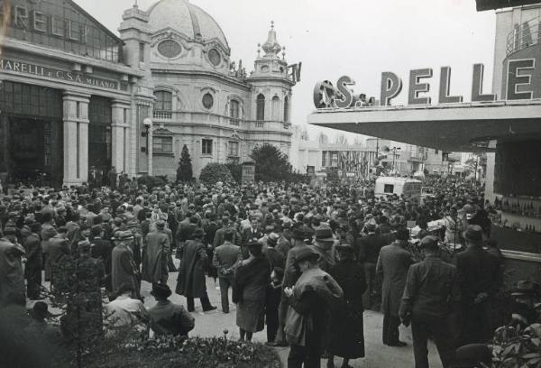 Fiera di Milano - Campionaria 1939 - Viale dell'industria - Folla di visitatori