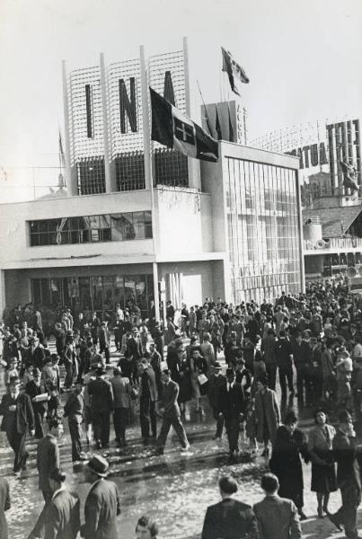 Fiera di Milano - Campionaria 1939 - Viale dell'industria - Folla di visitatori