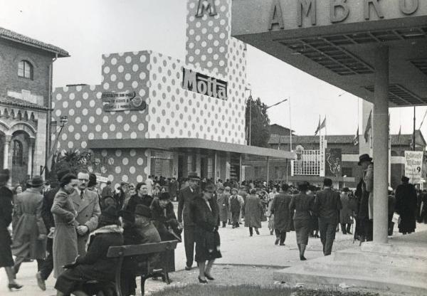 Fiera di Milano - Campionaria 1939 - Viale della scienza - Folla di visitatori