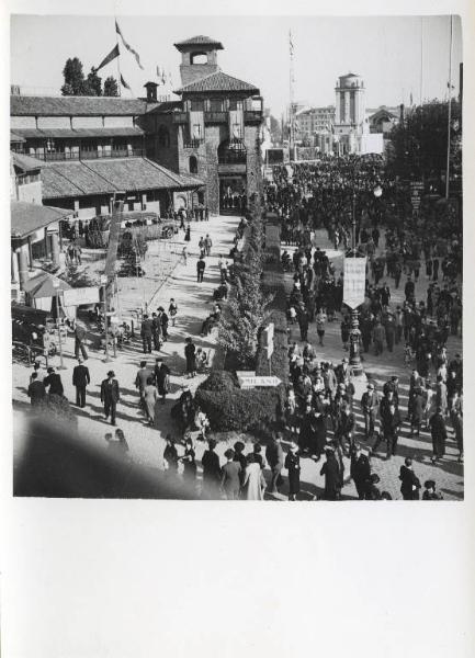 Fiera di Milano - Campionaria 1939 - Viale dell'agricoltura - Folla di visitatori