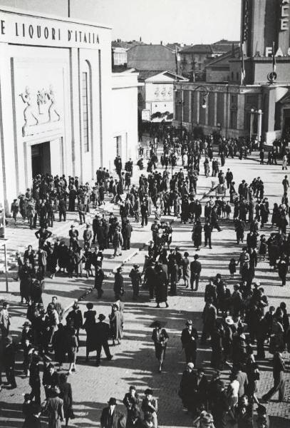 Fiera di Milano - Campionaria 1939 - Piazza Italia - Visitatori