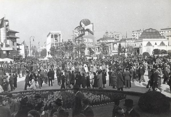 Fiera di Milano - Campionaria 1939 - Viale dell'industria - Folla di visitatori