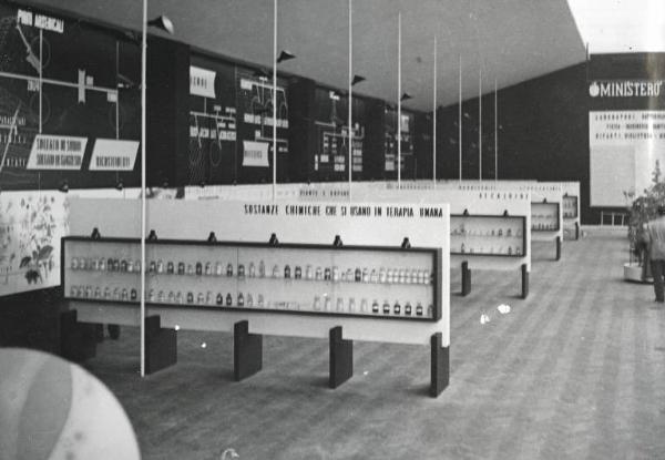 Fiera di Milano - Campionaria 1939 - Padiglione della Mostra della chimica farmaceutica e medico-sanitaria - Sala interna