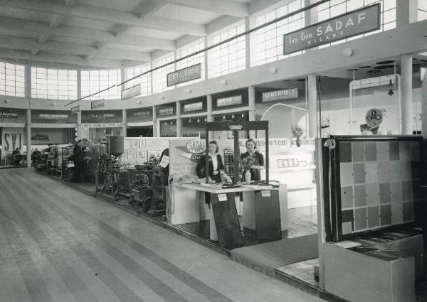 Fiera di Milano - Campionaria 1939 - Padiglione dei colori e vernici - Sala interna