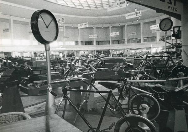 Fiera di Milano - Campionaria 1939 - Salone del motofurgoncino e della motonautica nel palazzo dello sport