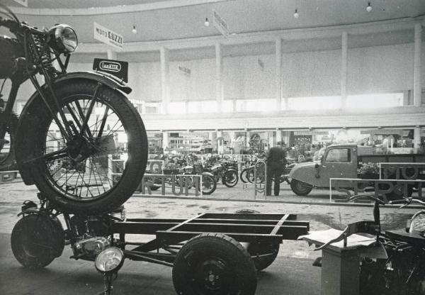 Fiera di Milano - Campionaria 1939 - Salone del motofurgoncino e della motonautica nel palazzo dello sport