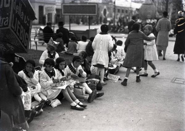 Fiera di Milano - Campionaria - Scolaresca in un'aiuola