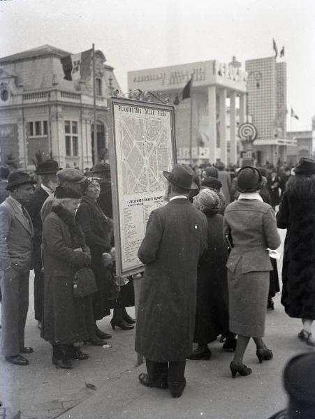 Fiera di Milano - Campionaria 1937 - Visitatori intorno al cartellone con la planimetria