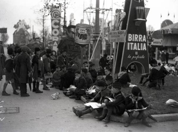 Fiera di Milano - Campionaria - Scolaresca in un'aiuola