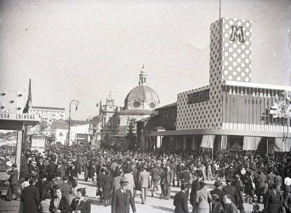 Fiera di Milano - Campionaria 1939 - Viale della scienza - Folla di visitatori