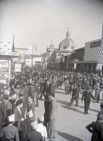 Fiera di Milano - Campionaria 1939 - Viale della scienza - Folla di visitatori