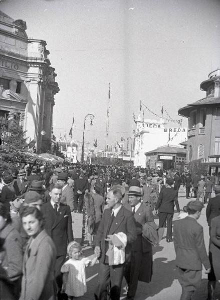 Fiera di Milano - Campionaria 1939 - Viale dell'industria - Folla di visitatori