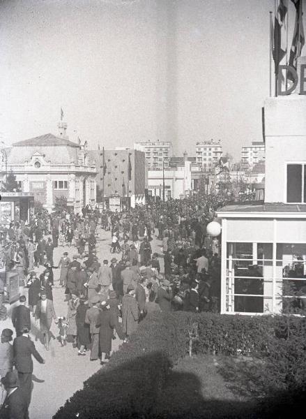 Fiera di Milano - Campionaria 1939 - Viale della scienza - Folla di visitatori