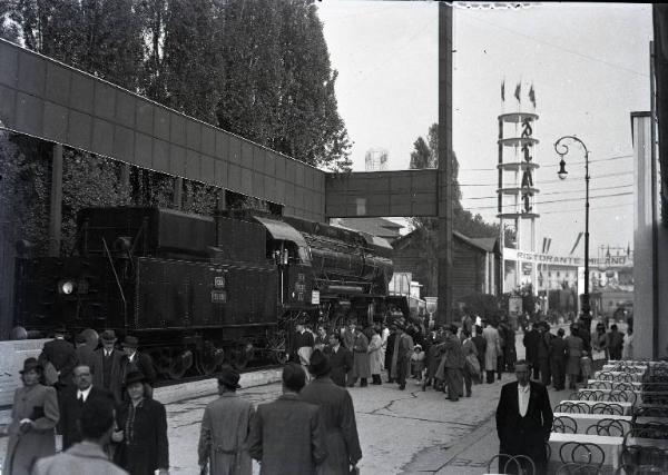 Fiera di Milano - Campionaria 1940 - Area espositiva all'aperto delle Ferrovie romene Officine N. Malaxa