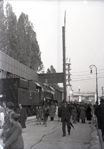 Fiera di Milano - Campionaria 1940 - Area espositiva all'aperto delle Ferrovie romene Officine N. Malaxa