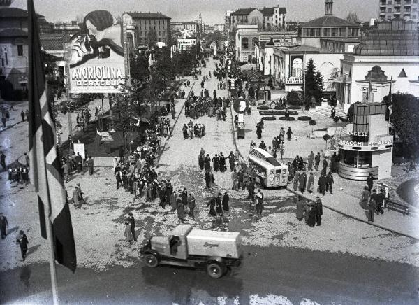 Fiera di Milano - Campionaria 1937 - Viale dell'industria