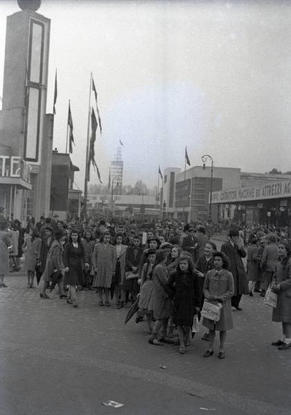 Fiera di Milano - Campionaria 1940 - Viale delle scienza - Folla di visitatori