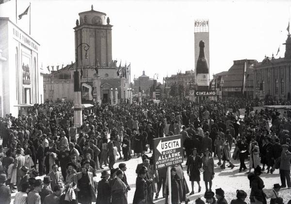 Fiera di Milano - Campionaria 1941 - Piazza Italia - Folla di visitatori