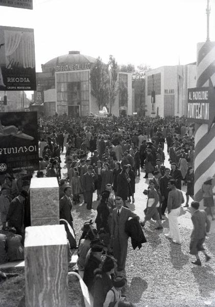 Fiera di Milano - Campionaria 1941 - Piazza Italia - Folla di visitatori