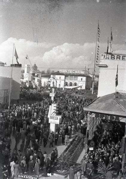 Fiera di Milano - Campionaria 1940 - Viale dell'industria e piazza italia - Folla di visitatori