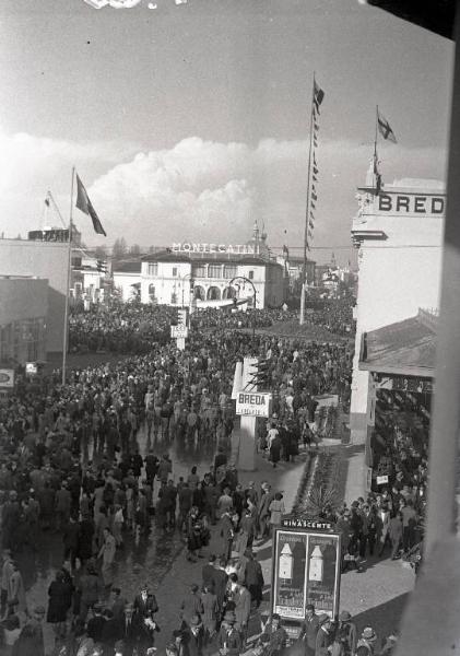 Fiera di Milano - Campionaria 1940 - Viale dell'industria e piazza Italia - Folla di visitatori