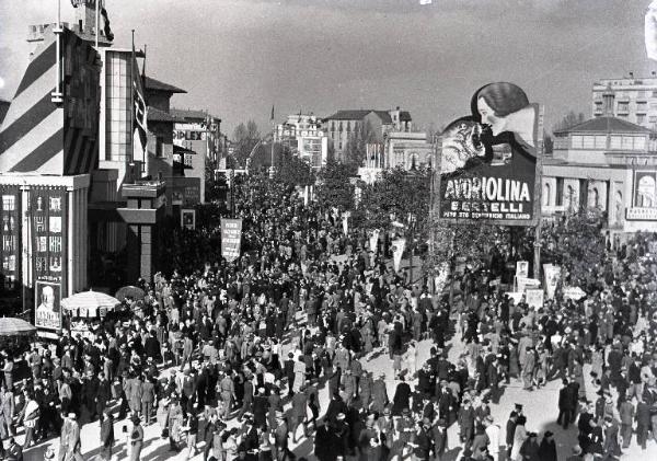 Fiera di Milano - Campionaria 1940 - Viale dell'industria - Folla di visitatori