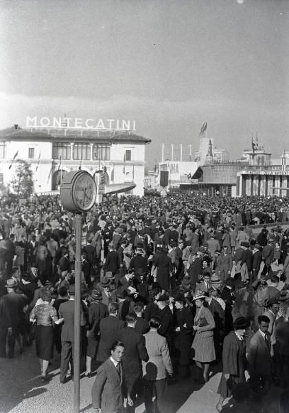 Fiera di Milano - Campionaria 1940 - Piazza Italia - Folla di visitatori