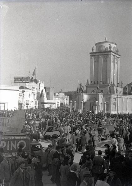 Fiera di Milano - Campionaria 1940 - Piazza Italia - Folla di visitatori