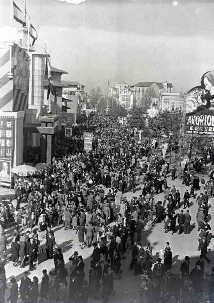 Fiera di Milano - Campionaria 1940 - Viale dell'industria - Folla di visitatori