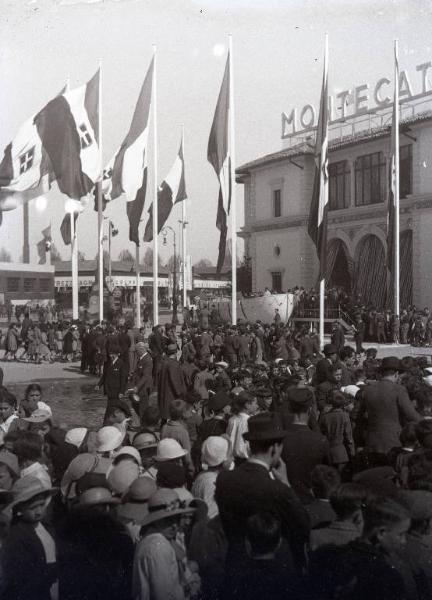 Fiera di Milano - Campionaria 1939 - Piazza Italia - Folla di visitatori