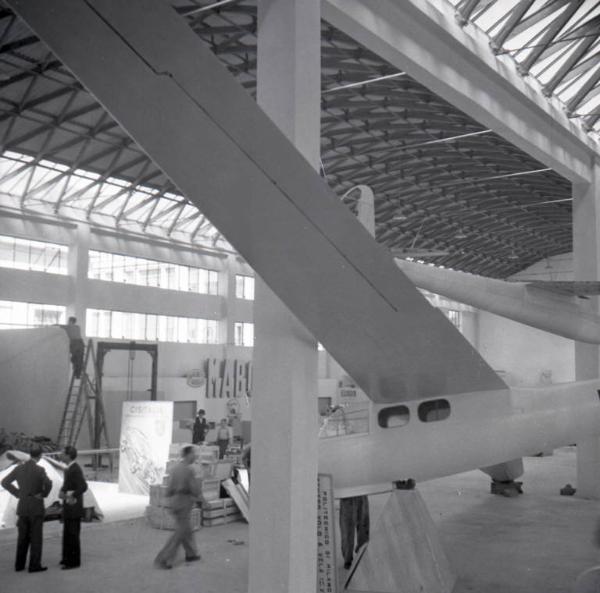 Fiera di Milano - Campionaria 1946 - Padiglione della locomozione e trasporti - Lavori di allestimento