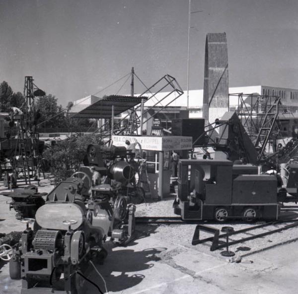 Fiera di Milano - Campionaria 1946 - Settore dell'edilizia - Lavori di allestimento