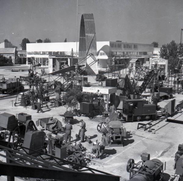 Fiera di Milano - Campionaria 1946 - Settore dell'edilizia - Lavori di allestimento