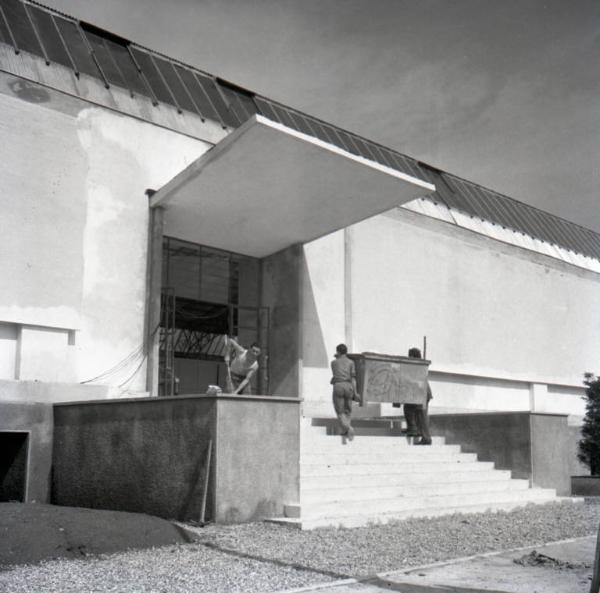 Fiera di Milano - Campionaria 1946 - Padiglione pelli, cuoio, materie plastiche - Lavori di allestimento