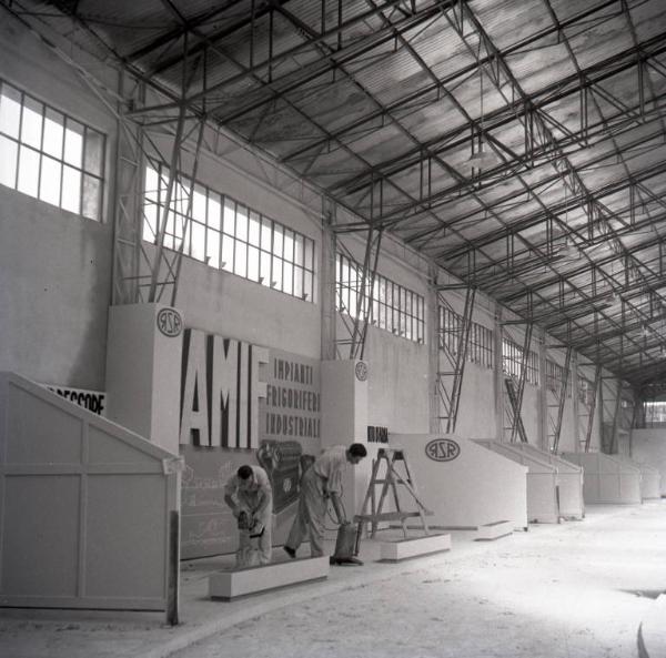 Fiera di Milano - Campionaria 1946 - Padiglione degli alimentari, frigoriferi, attrezzi per negozi - Lavori di allestimento