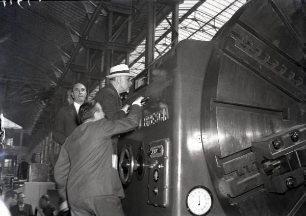 Fiera di Milano - Campionaria 1946 - Visita di dirigenti della Fiera e di autorità cittadine