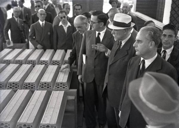 Fiera di Milano - Campionaria 1946 - Visita di dirigenti della Fiera e di autorità cittadine