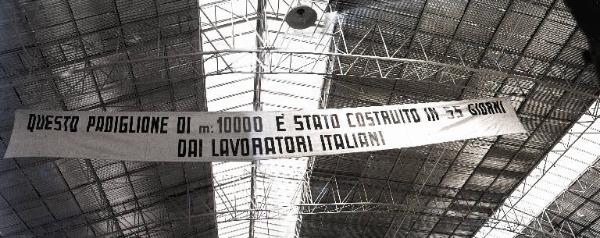 Fiera di Milano - Campionaria 1946 - Padiglione della meccanica "A" - Striscione sulla ricostruzione