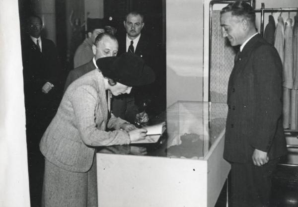 Fiera di Milano - Campionaria 1940 - Visita della duchessa di Genova Maria Adelaide di Savoia