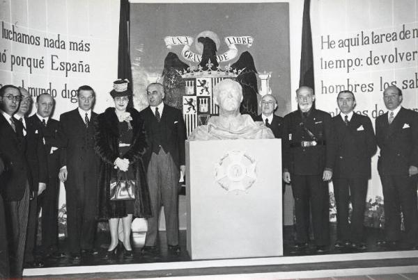 Fiera di Milano - Campionaria 1940 - Visita dell'ambasciatore di Spagna a Roma Pedro Garcia Conde