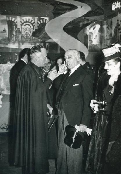 Fiera di Milano - Campionaria 1940 - Visita dell'ambasciatore di Spagna a Roma Pedro Garcia Conde