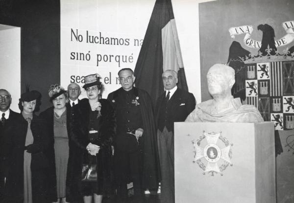 Fiera di Milano - Campionaria 1940 - Visita dell'ambasciatore di Spagna a Roma Pedro Garcia Conde