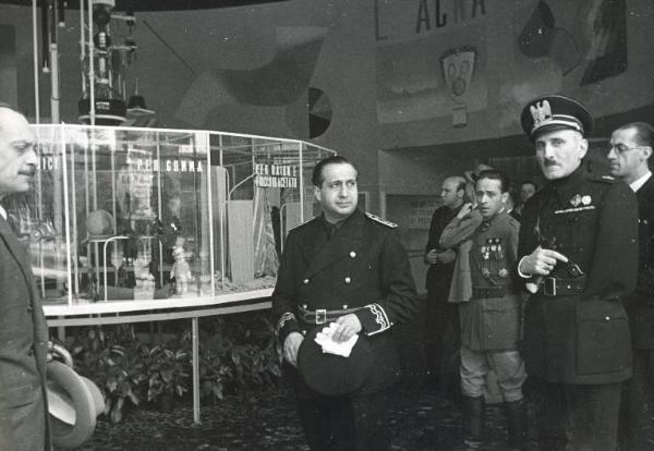 Fiera di Milano - Campionaria 1940 - Visita del sottosegretario all'industria spagnola Ignacio Munoz Rojas