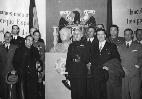 Fiera di Milano - Campionaria 1940 - Visita del sottosegretario all'industria spagnola Ignacio Munoz Rojas