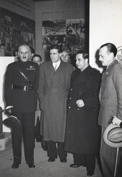 Fiera di Milano - Campionaria 1940 - Visita del sottosegretario all'industria spagnola Ignacio Munoz Rojas